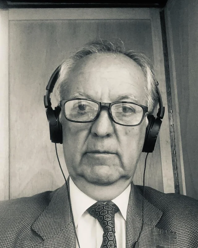 Juan Manuel Salgado, intérprete y periodista, con auriculares de interpretación